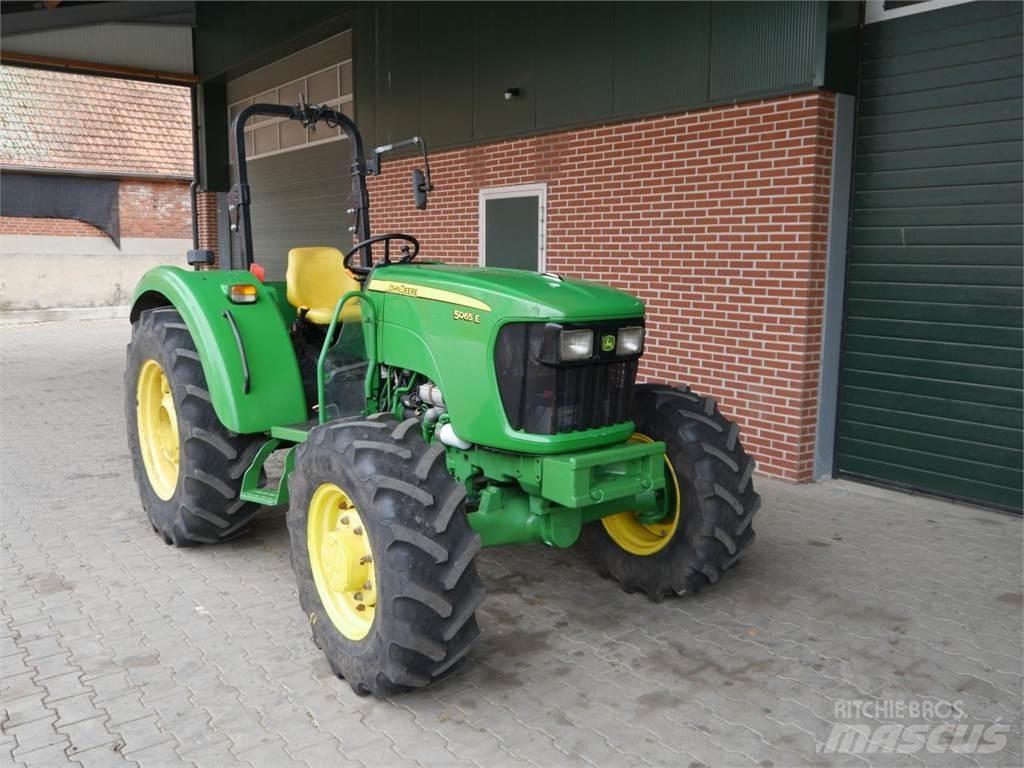 John Deere 5065E Трактори