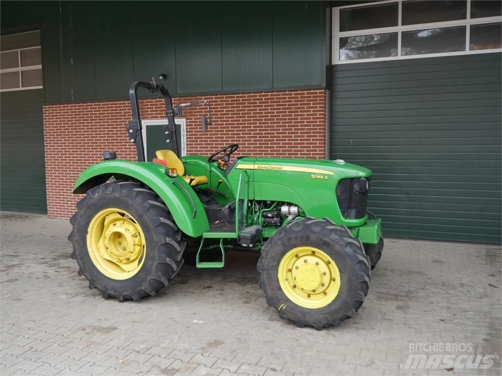 John Deere 5065E Трактори