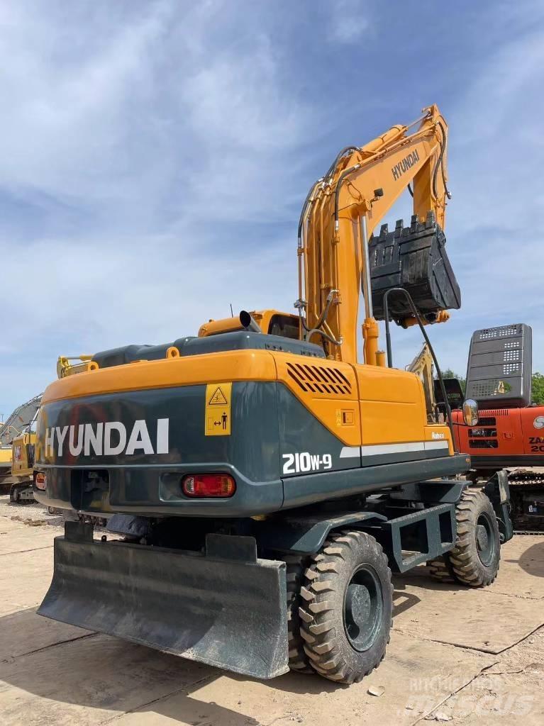 Hyundai R210W-9 Колесни екскаватори