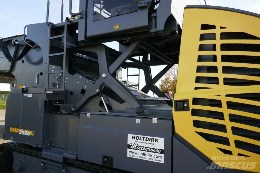 Bomag BMF 2500 M Подаващи машини
