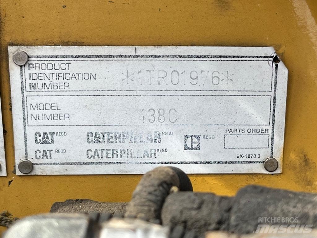 CAT 438 C Товарач със заден ексватор