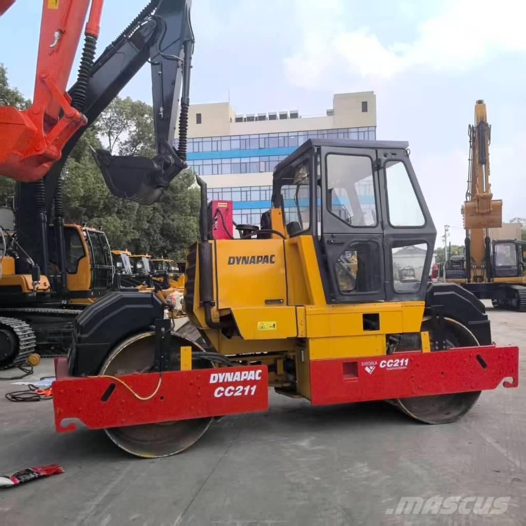 Dynapac CC 211 Двойни барабанни ролки
