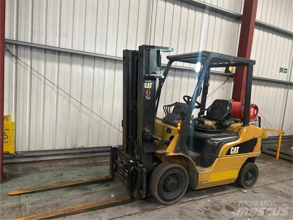 CAT GP25NT Камиони с АГУ