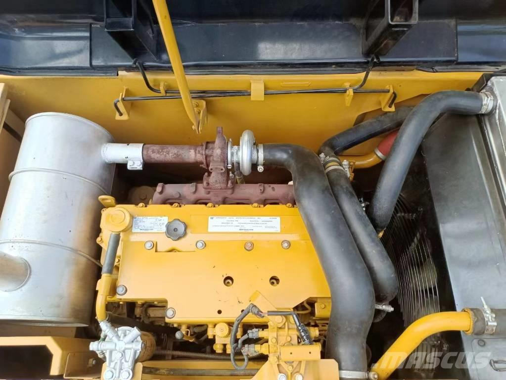 CAT 320 D Средни екскаватори 7т - 12т