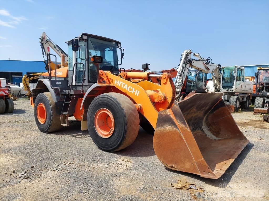 Hitachi ZW250 Колесни товарачи