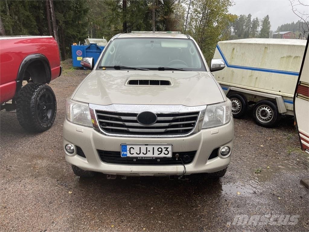 Toyota Hilux Общински/универсални превозни средства
