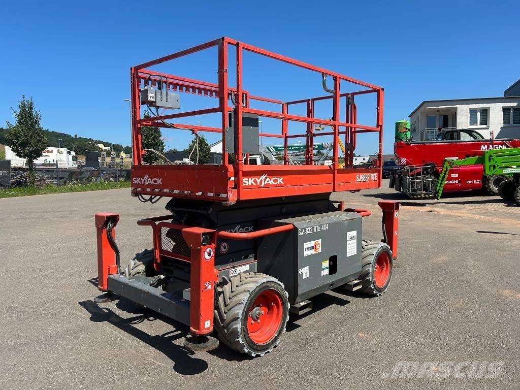 SkyJack SJ 6832 RTE Ножични работни платформи