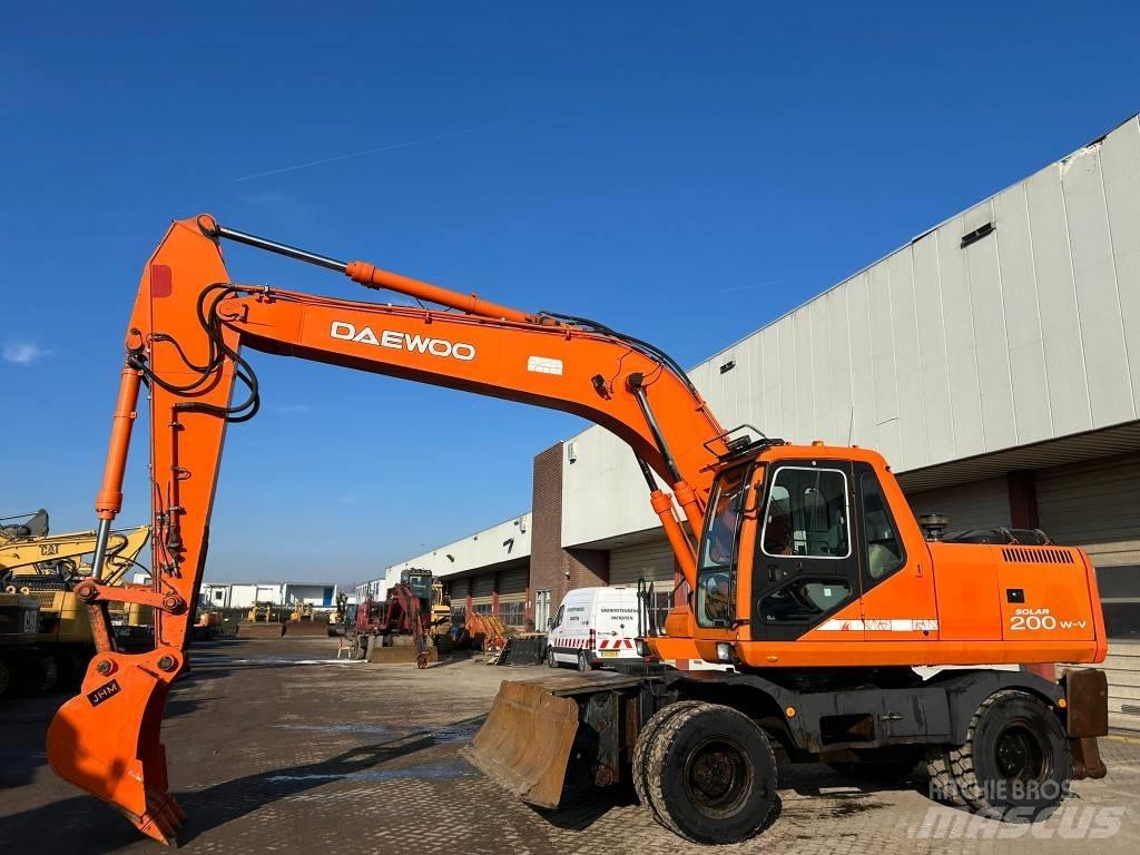 Daewoo Solar 200WV Колесни екскаватори