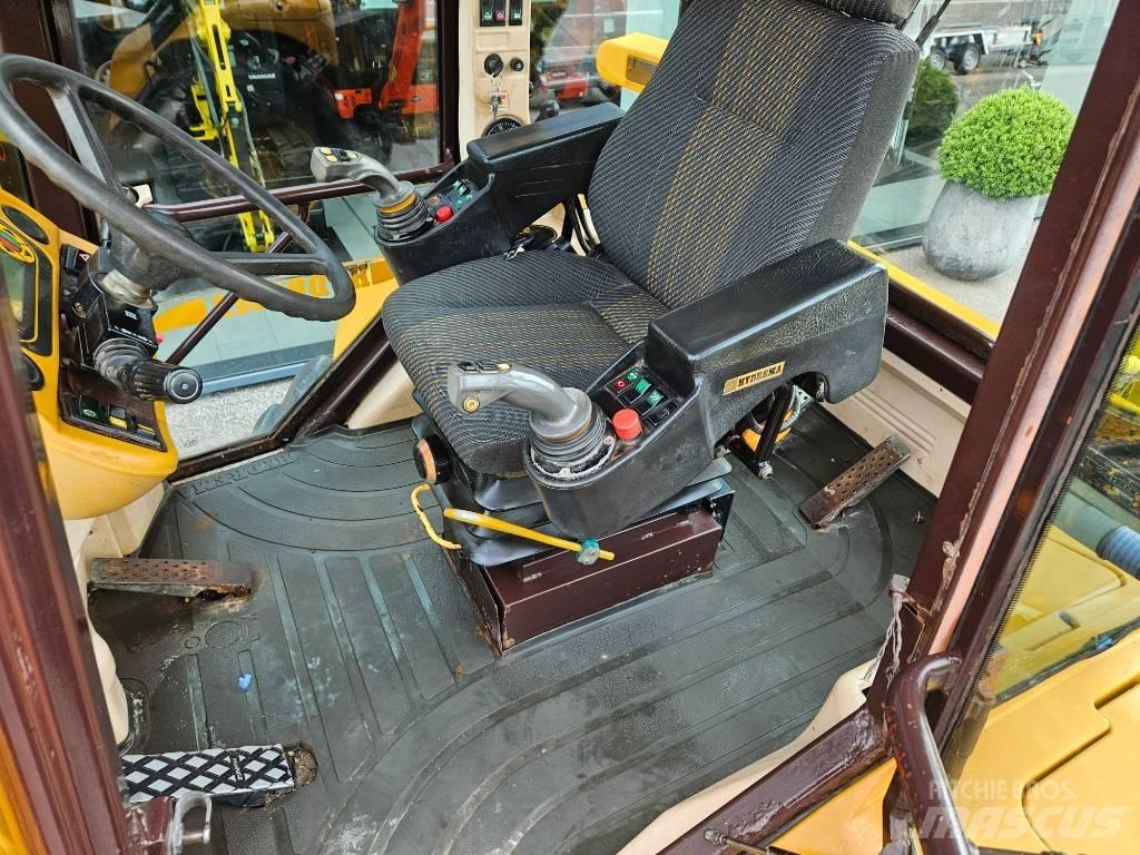 Hydrema 926 C Товарач със заден ексватор