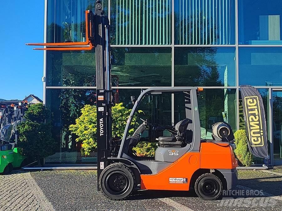 Toyota 02-8FGJF35 Камиони с АГУ