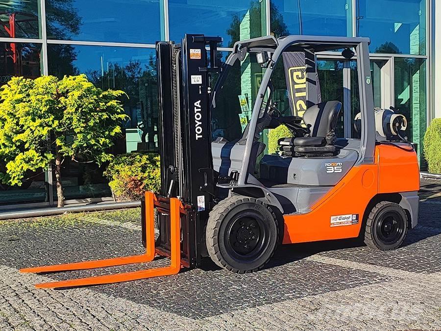 Toyota 02-8FGJF35 Камиони с АГУ