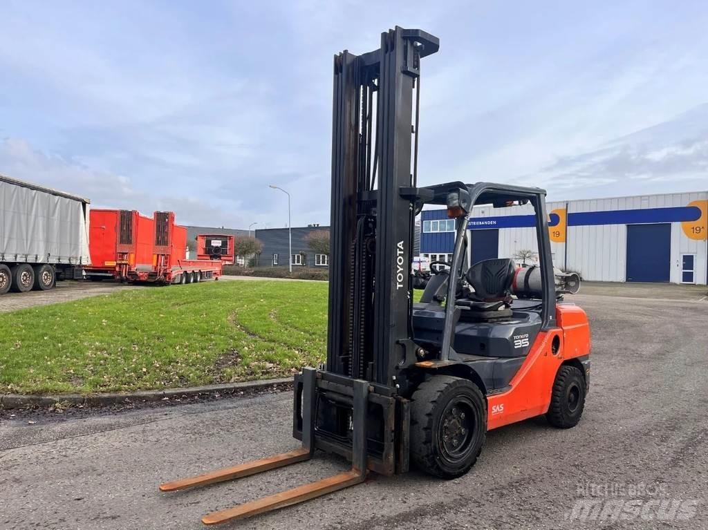 Toyota 02-8FGJ35 Камиони с АГУ