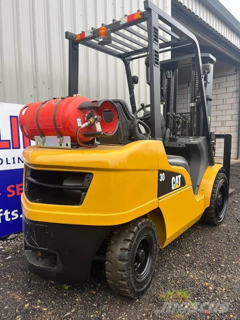 CAT GP30NT Камиони с АГУ