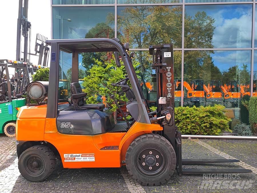 Toyota 7FG35 Камиони с АГУ