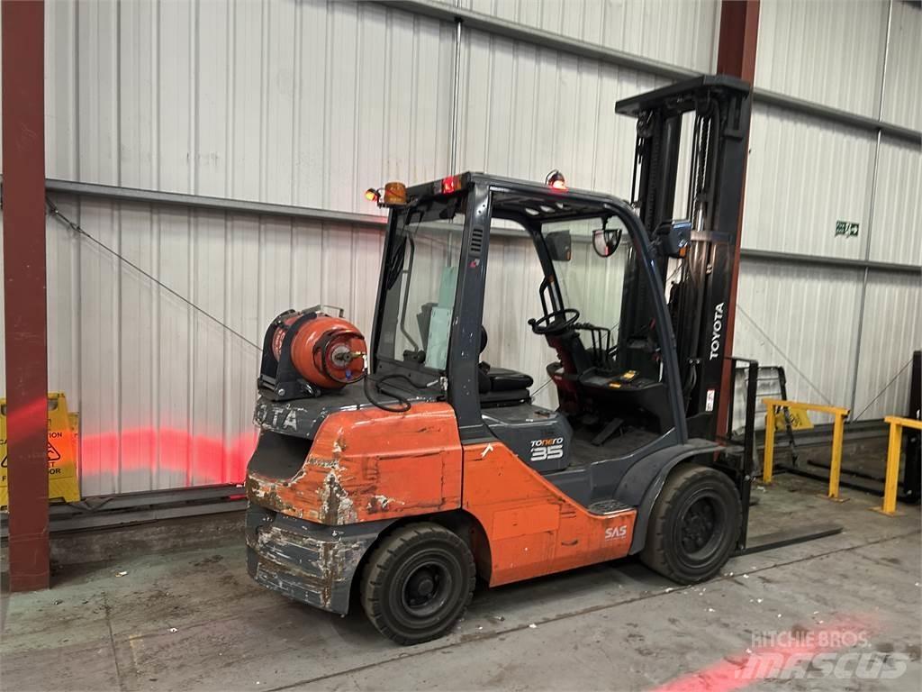 Toyota 02-8FGJF35 Камиони с АГУ