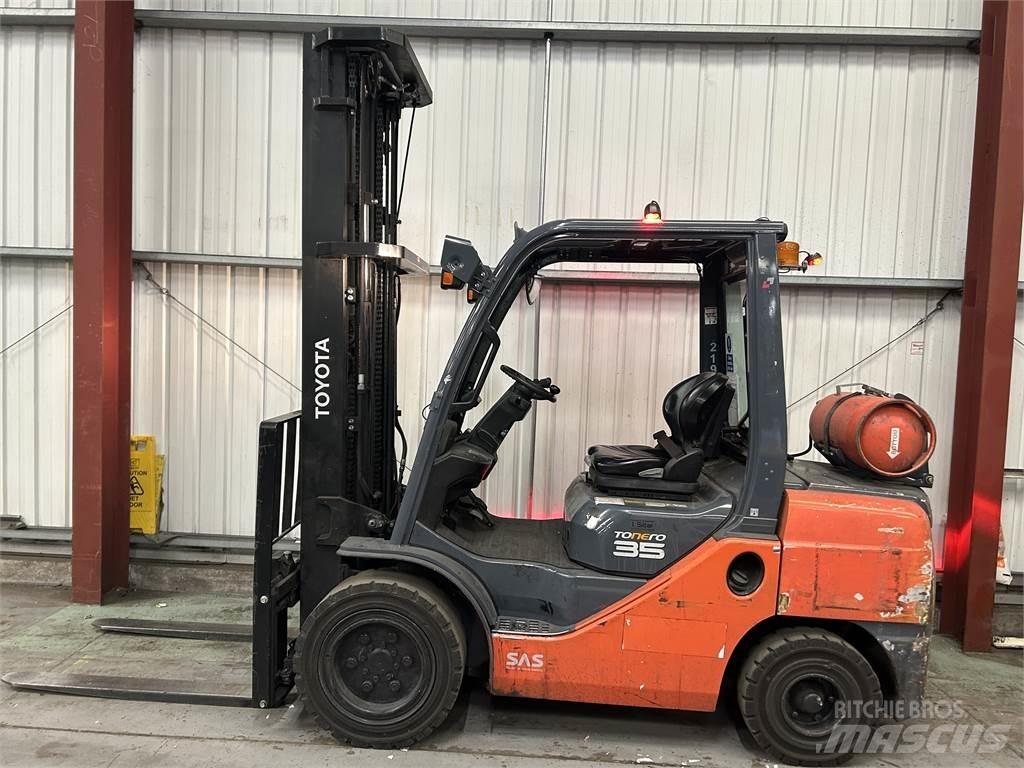 Toyota 02-8FGJF35 Камиони с АГУ