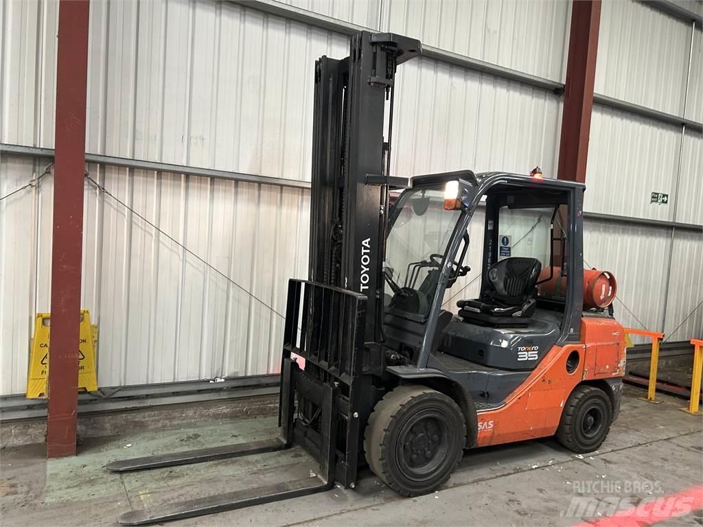 Toyota 02-8FGJF35 Камиони с АГУ