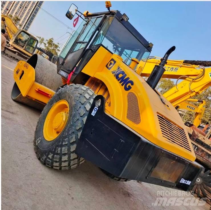 XCMG XS 142 J Двойни барабанни ролки
