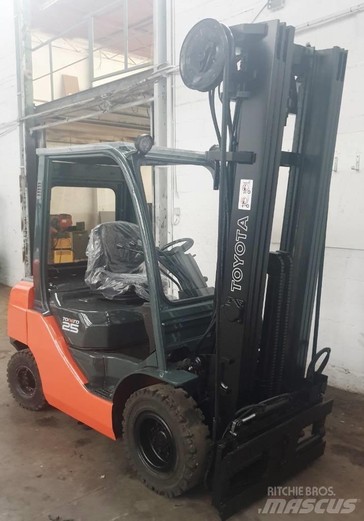Toyota 52-8 FD 25 Дизелови камиони