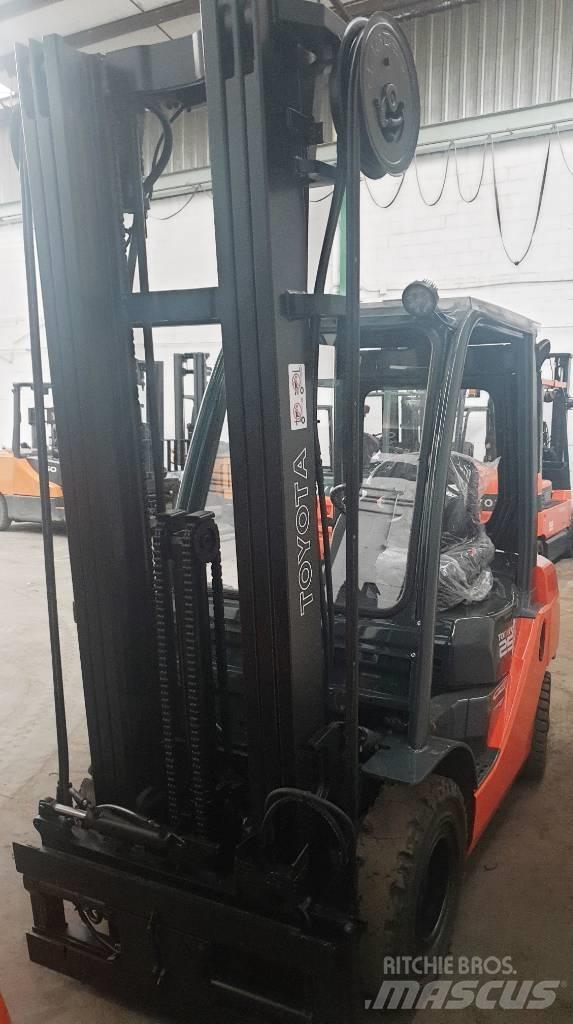 Toyota 52-8 FD 25 Дизелови камиони
