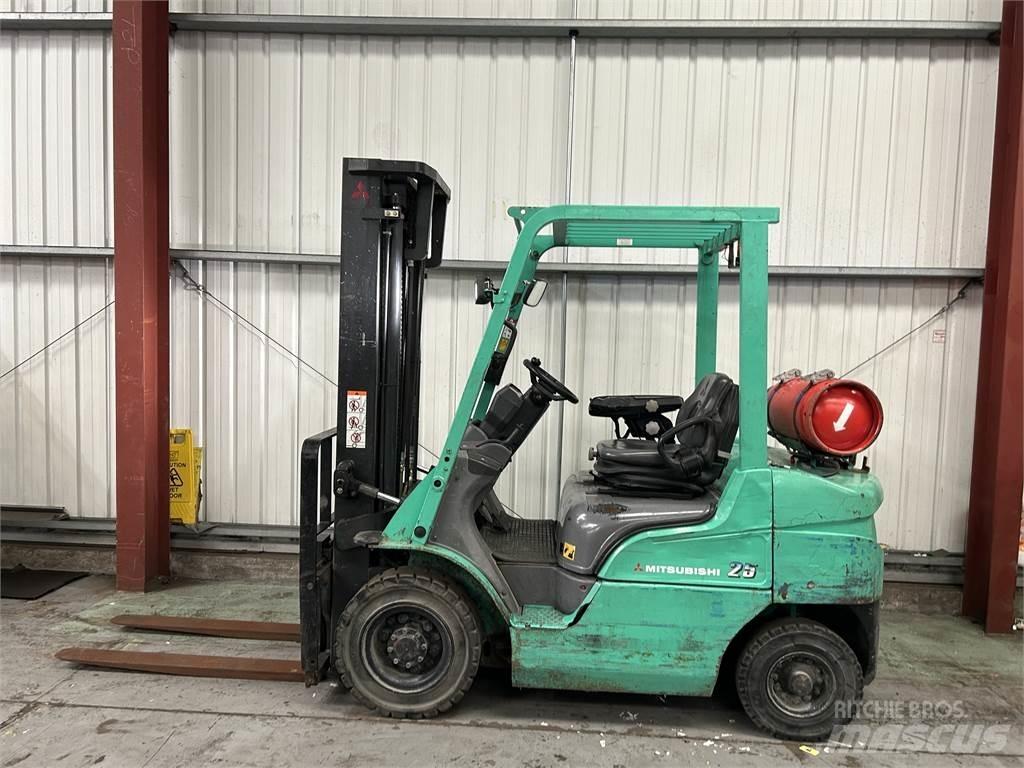 Mitsubishi FG25NT Камиони с АГУ
