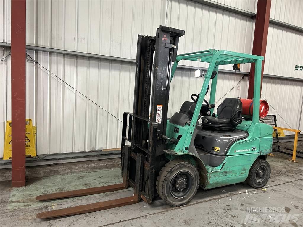 Mitsubishi FG25NT Камиони с АГУ