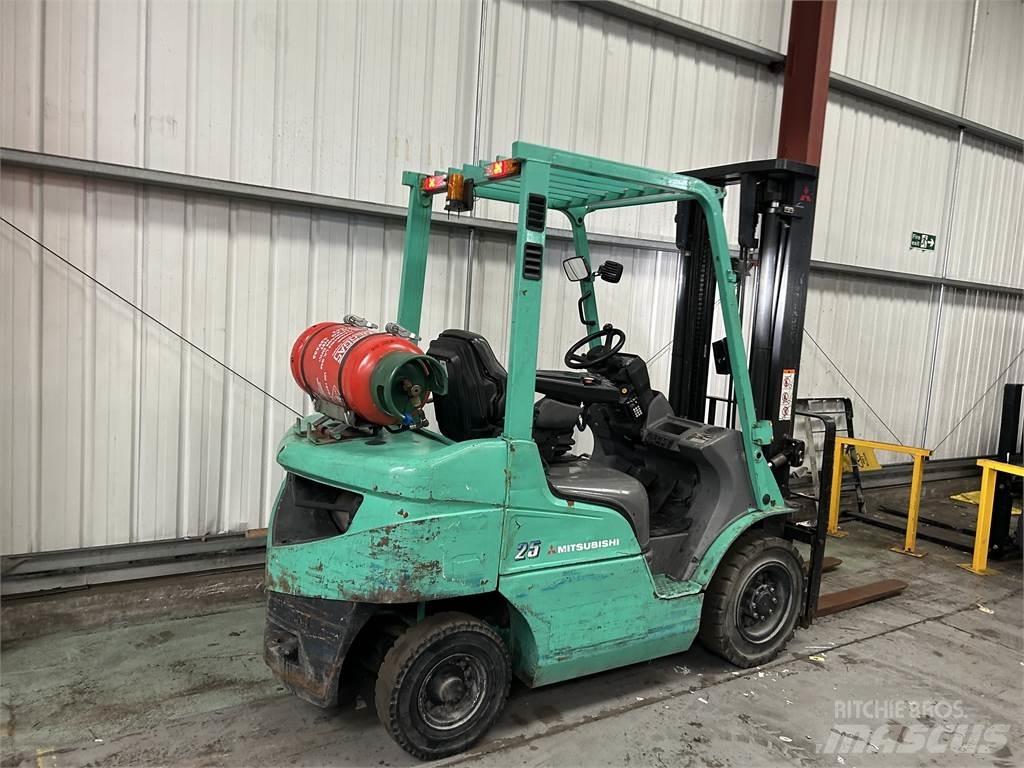 Mitsubishi FG25NT Камиони с АГУ