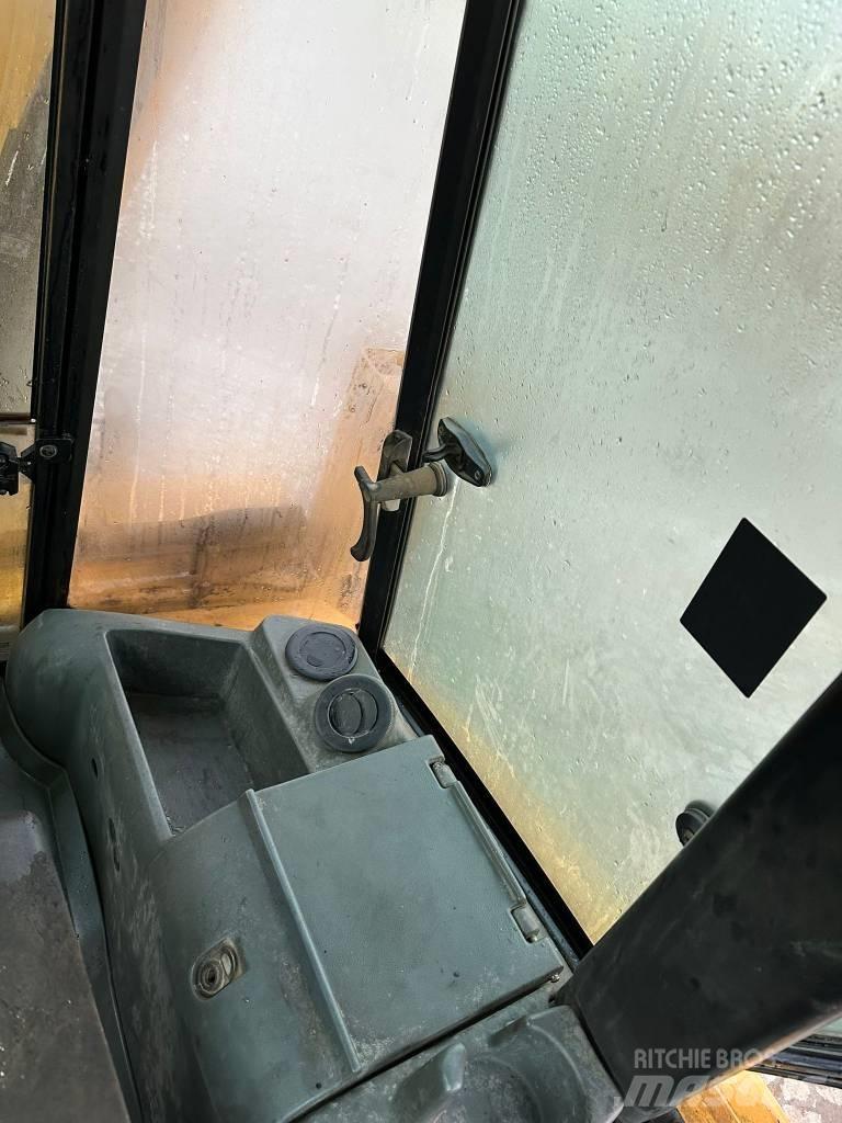CAT 428D Товарач със заден ексватор