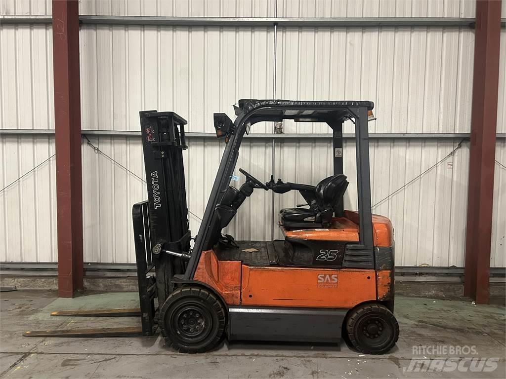 Toyota 7FBMF25 Електрически вилични кари-повдигачи