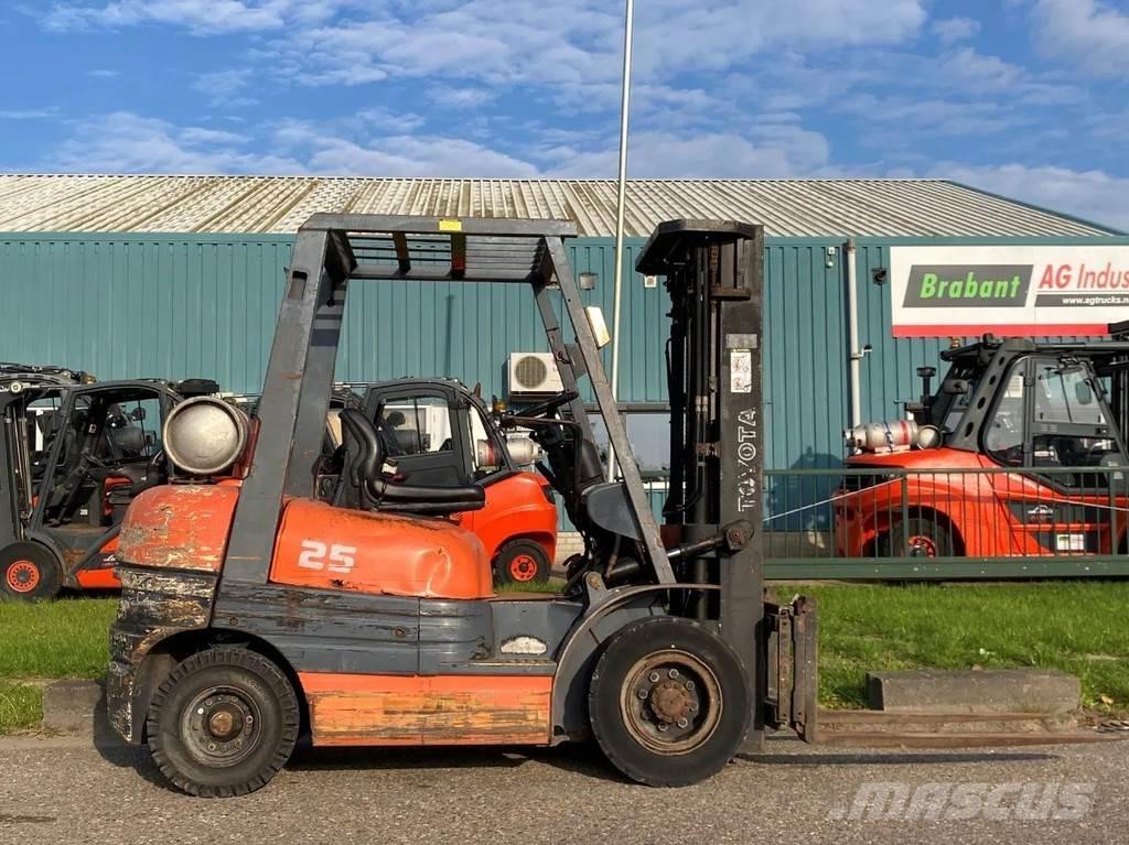 Toyota 42-6FGF25 Камиони с АГУ