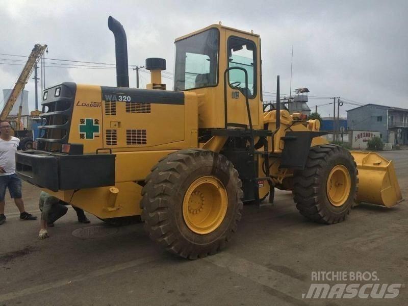 Komatsu WA 320 Товарач със заден ексватор