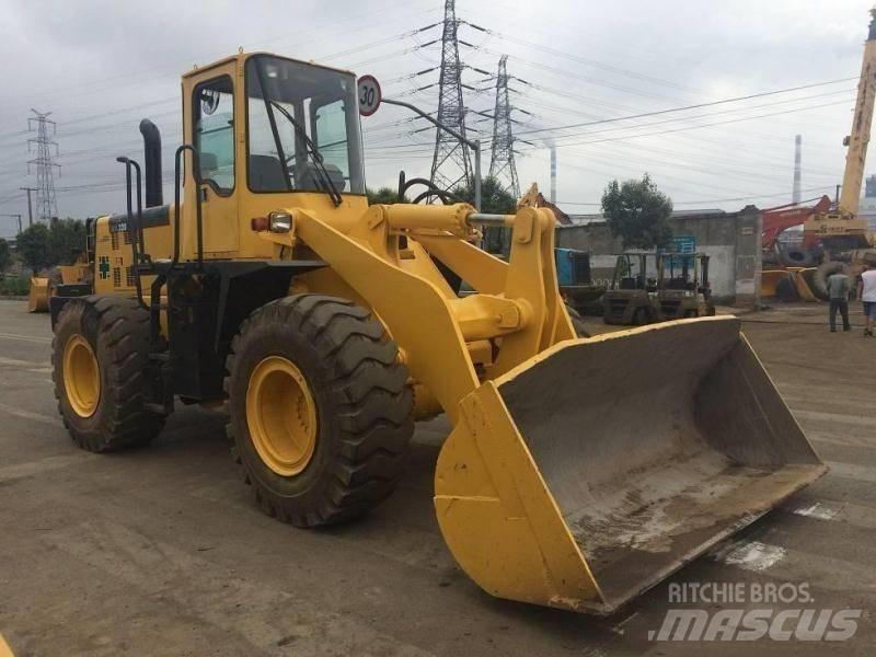 Komatsu WA 320 Товарач със заден ексватор