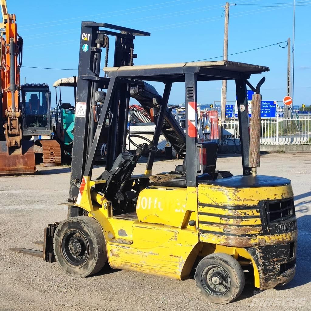CAT DP 25 Дизелови камиони
