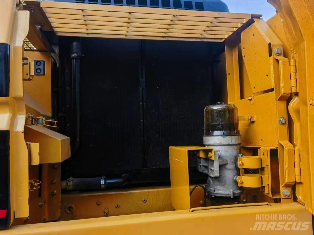 CAT CAT325B Оператори на отпадъци/индустрия
