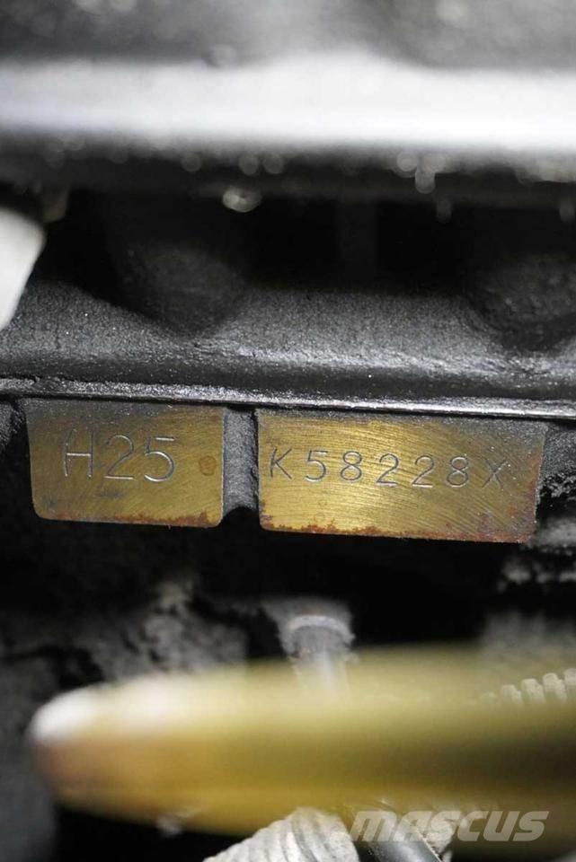 Nissan UGD02 A 32 PQ Камиони с АГУ