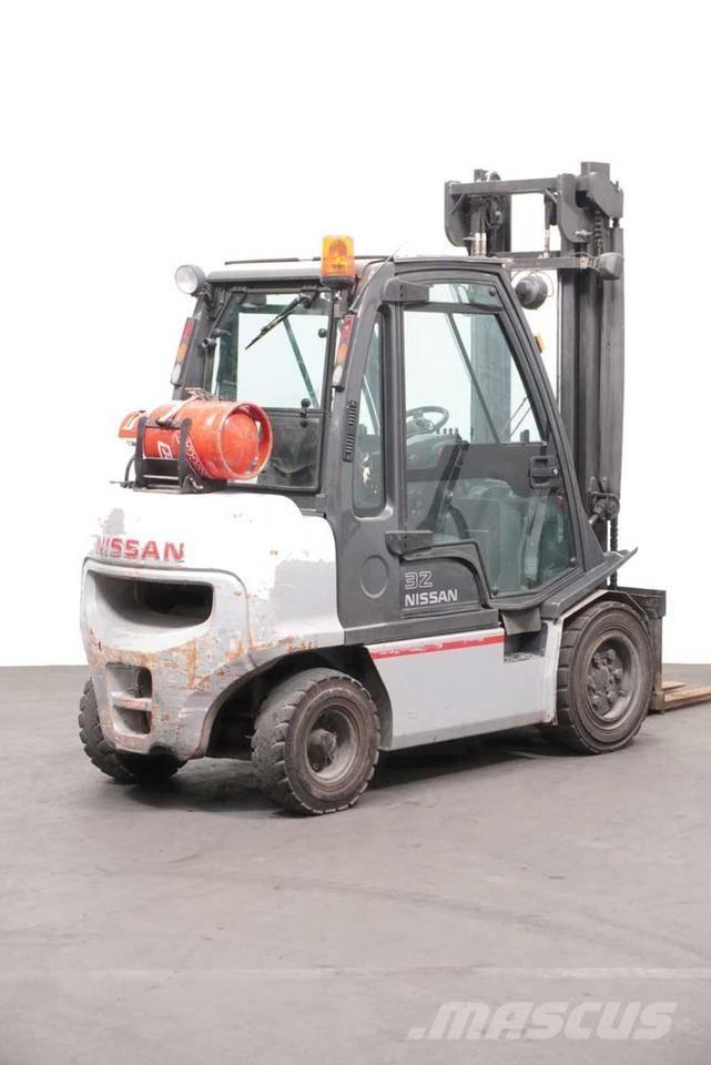 Nissan UGD02 A 32 PQ Камиони с АГУ
