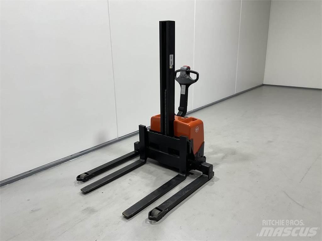 Toyota HWE100 Самоходни товарачи