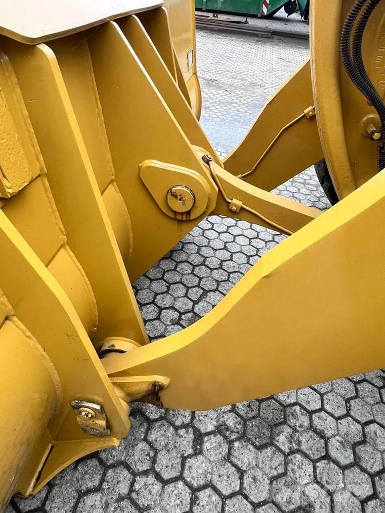 CAT 966M Колесни товарачи