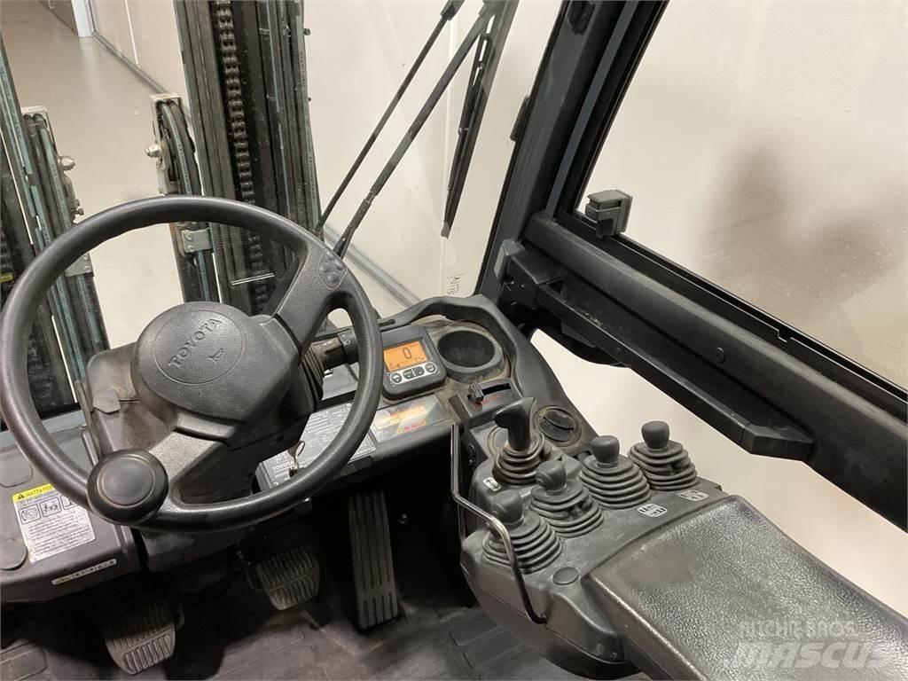 Toyota 52-8FDF30 Дизелови камиони