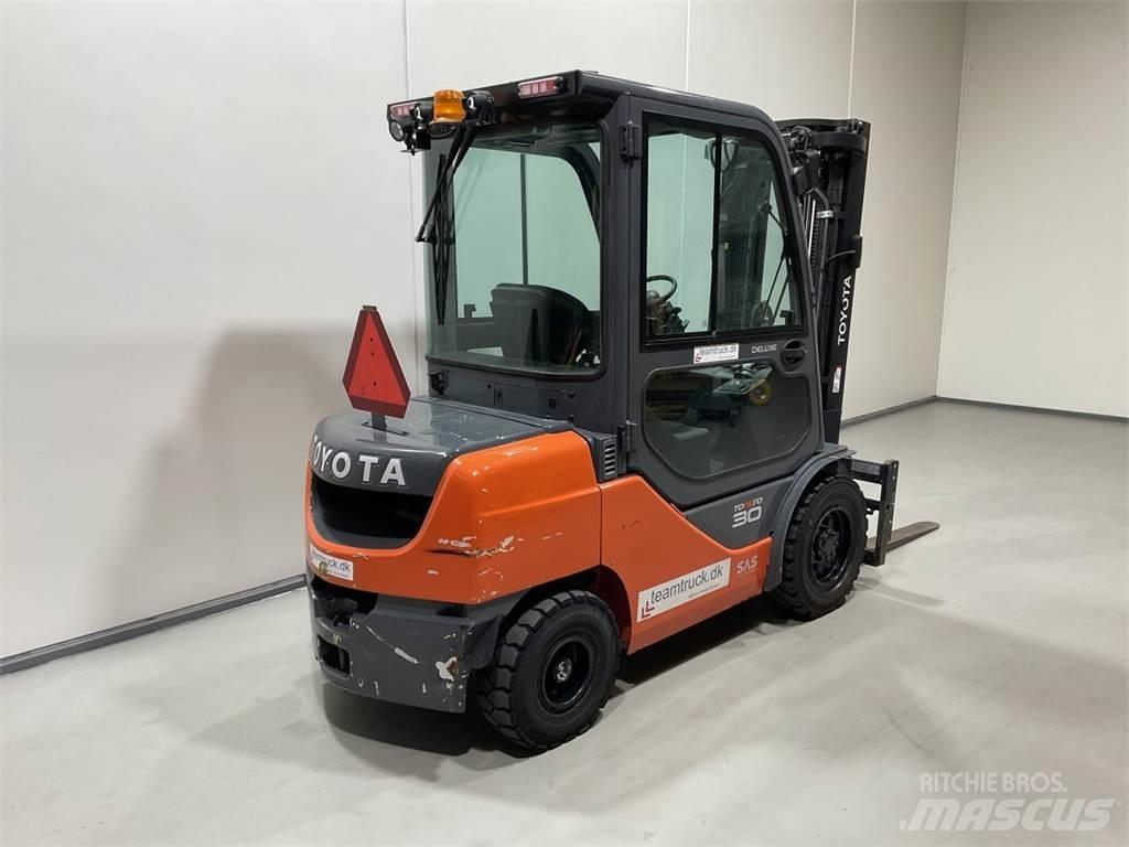 Toyota 52-8FDF30 Дизелови камиони