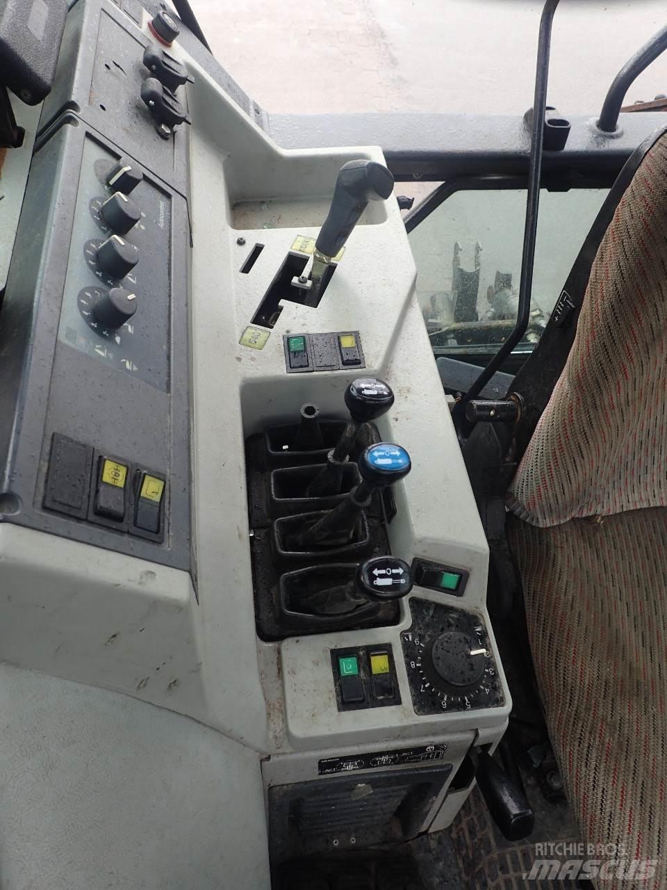 Valtra 8150 Трактори