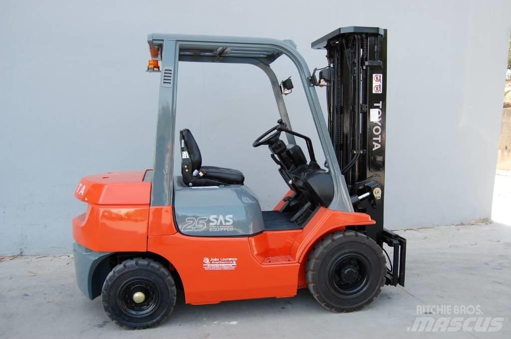 Toyota 7 FD 25 Дизелови камиони