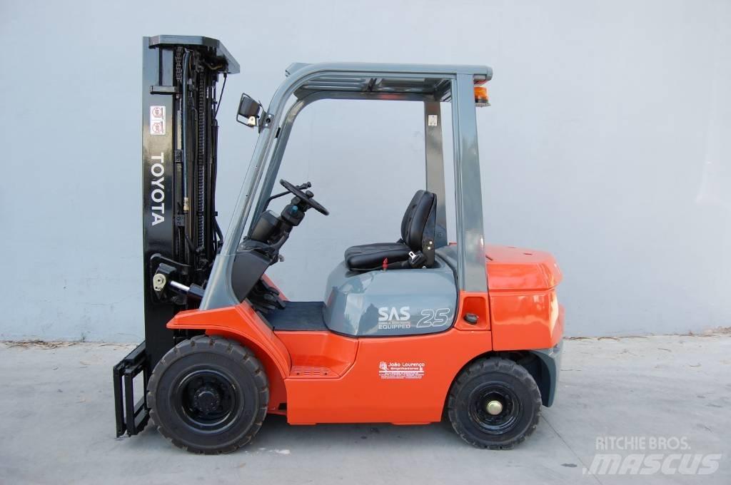 Toyota 7 FD 25 Дизелови камиони