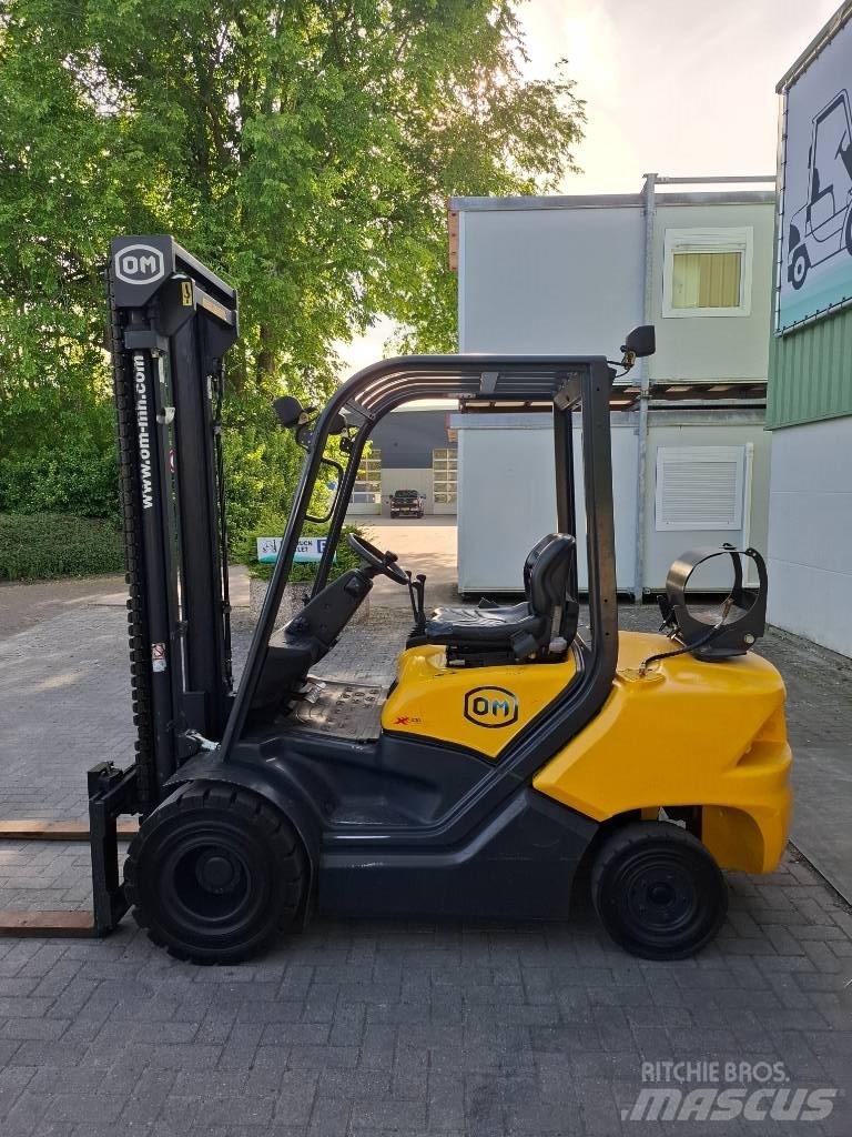 OM XG30 Heftruck Камиони с АГУ