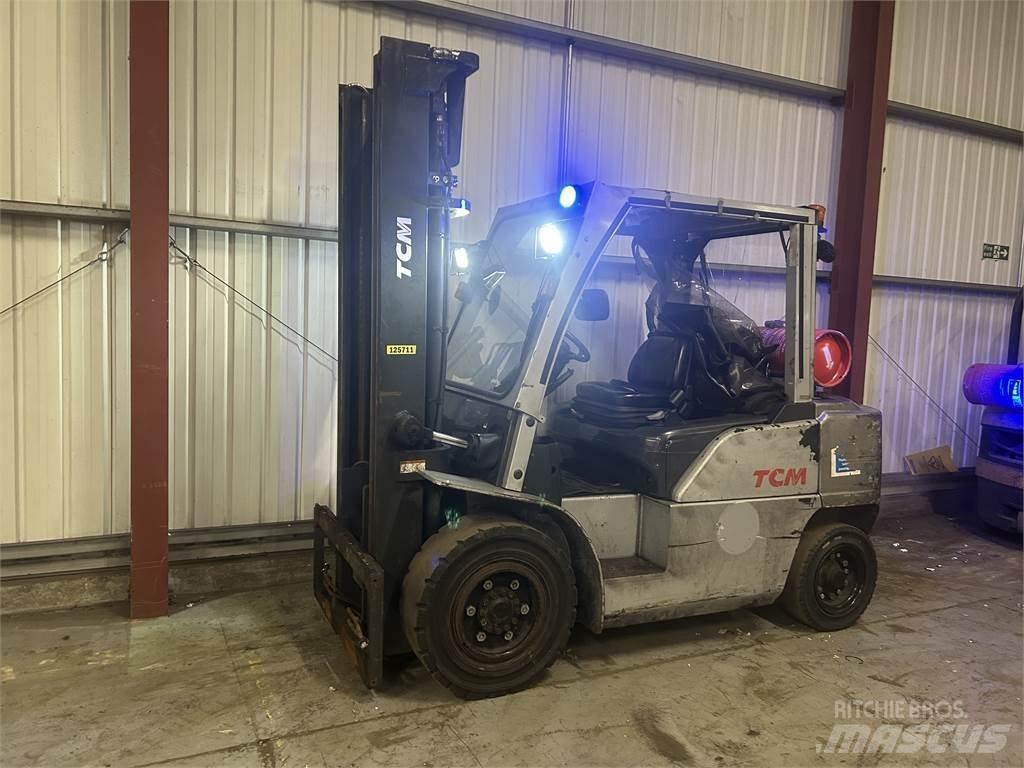 TCM J1F4A40LQ Камиони с АГУ