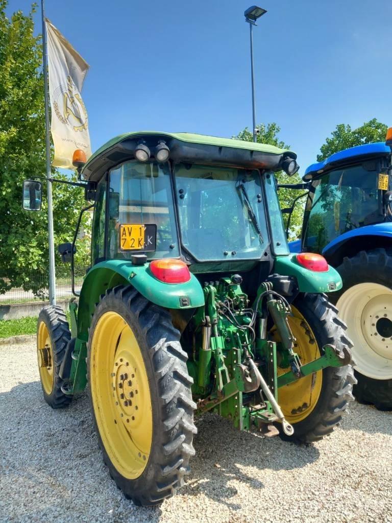John Deere 5820 Трактори