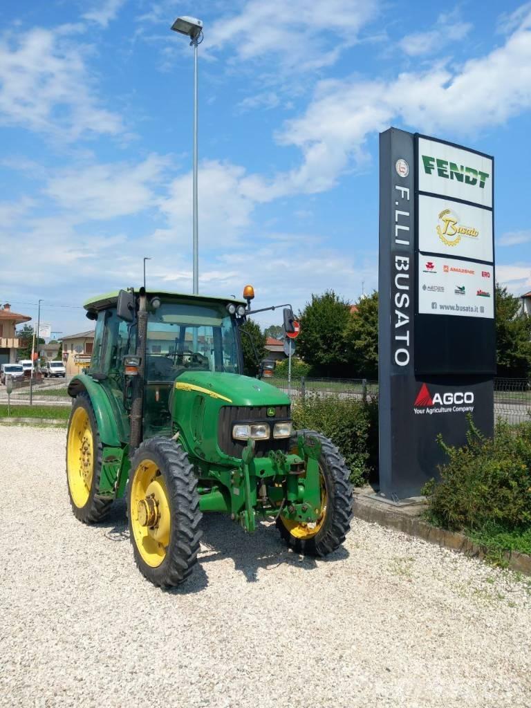 John Deere 5820 Трактори