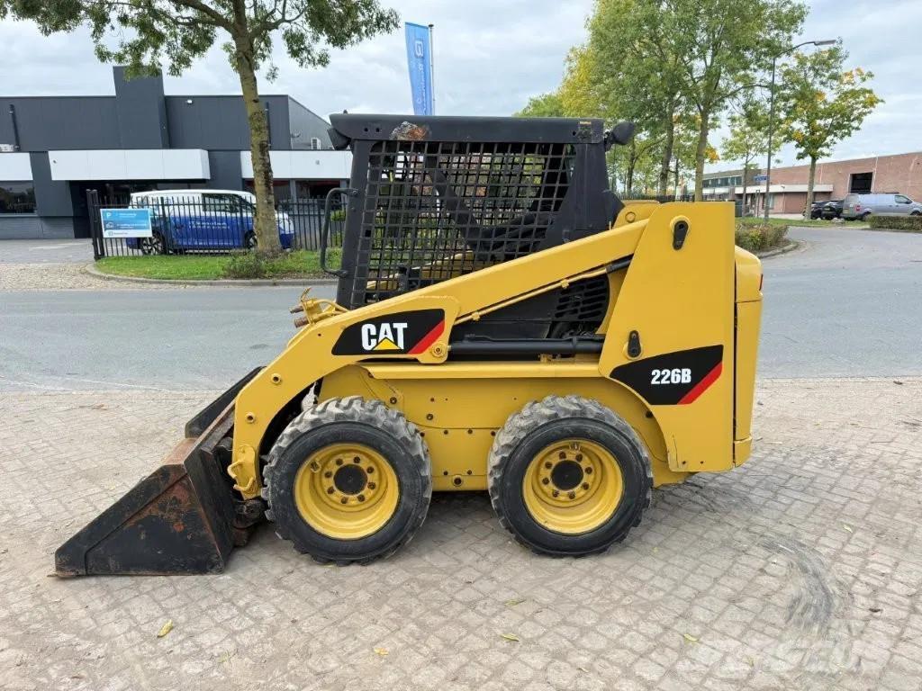 CAT 216B Мини товарачи
