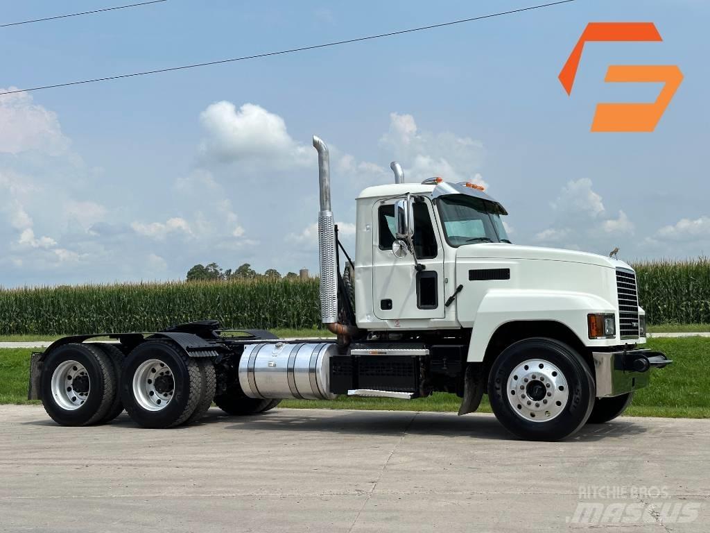 Mack Pinnacle 64ft Влекачи
