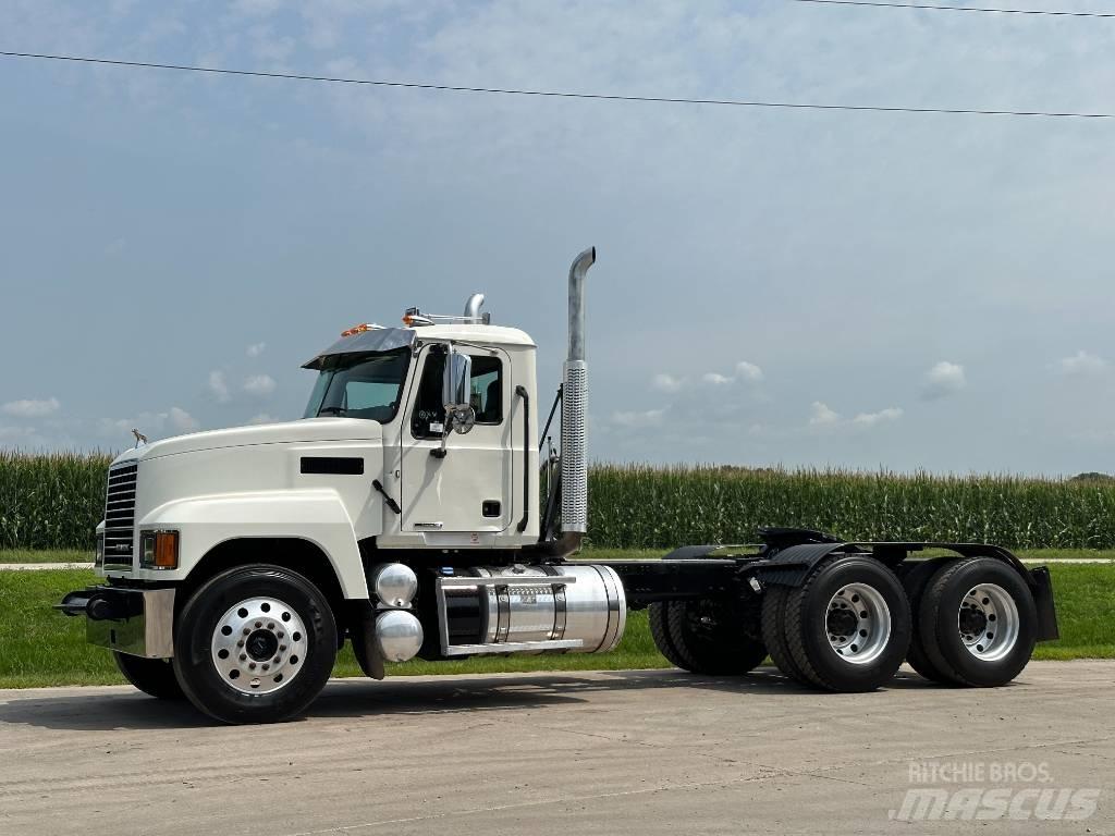 Mack Pinnacle 64ft Влекачи